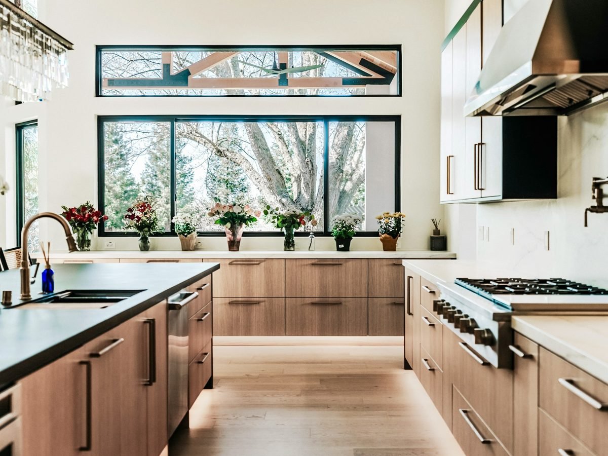 Warm island kitchen — LuxLiving Concept